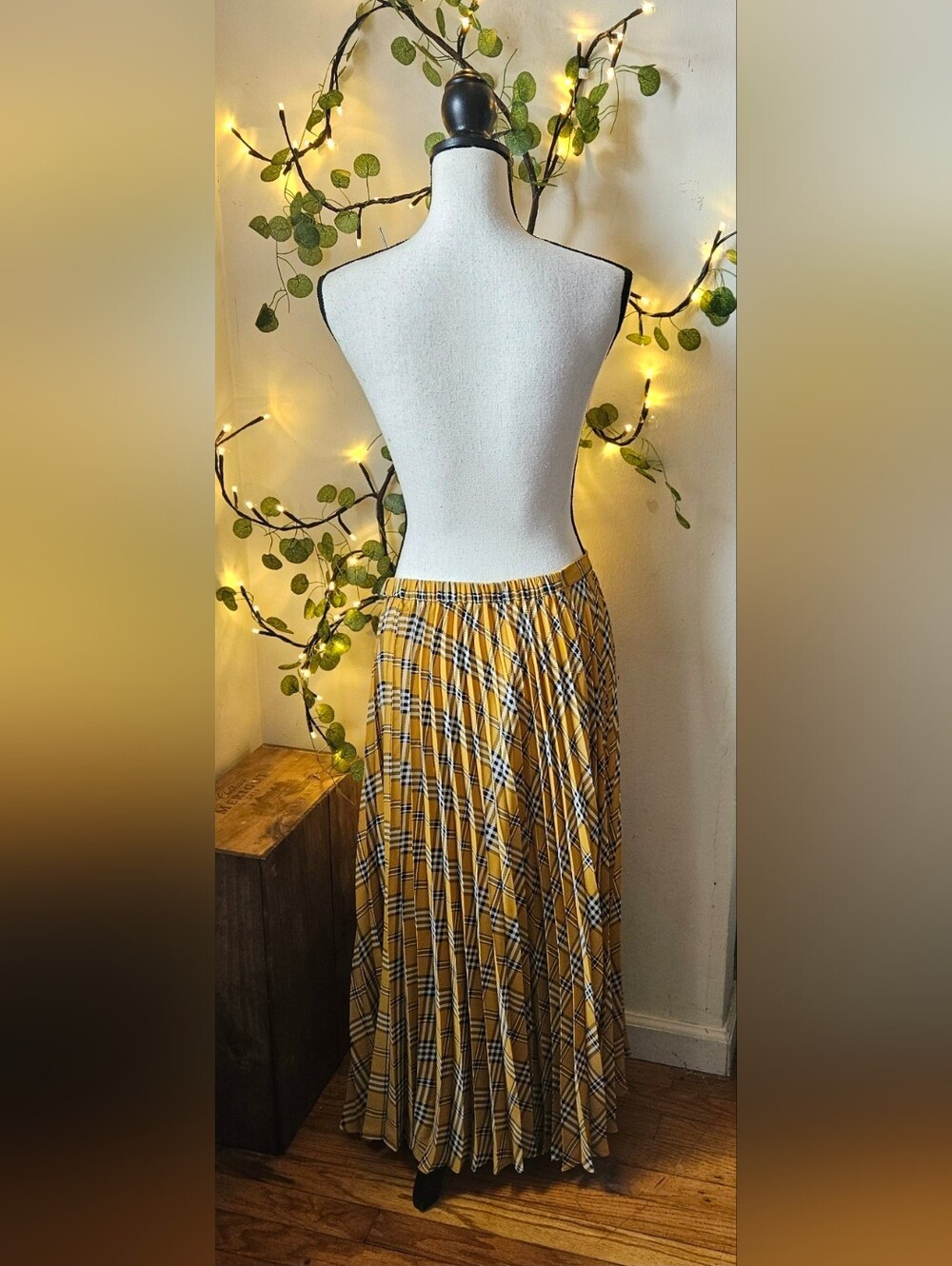 Vince Camuto size medium Highland Plaid Pleated Midi Skirt. It features a vibran - Picture 4 of 7